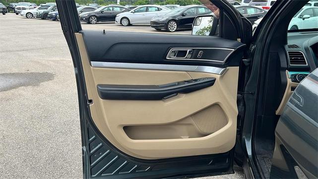 Photo of 2016 Green Ford Explorer