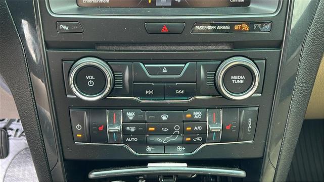 Photo of 2016 Green Ford Explorer