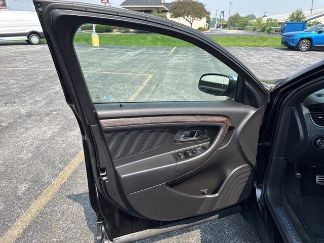 Photo of 2015 Tuxedo Black Metallic Ford Taurus