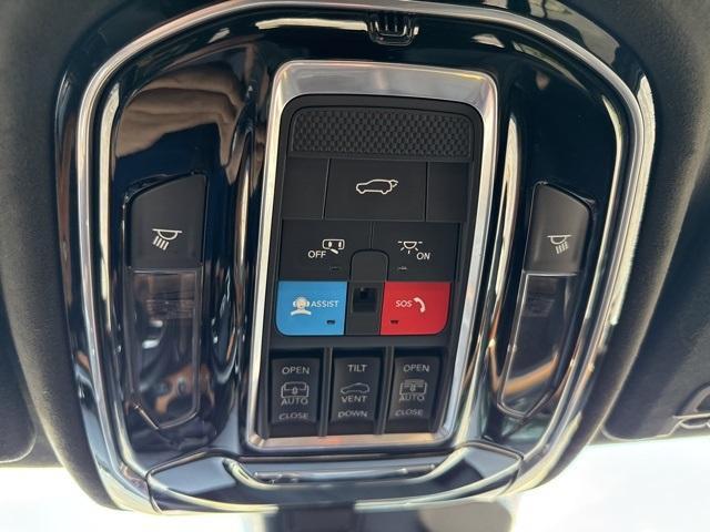 Photo of 2022 Silver Zynith Jeep Grand Cherokee