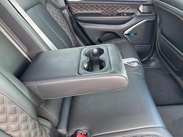 Photo of 2022 Silver Zynith Jeep Grand Cherokee