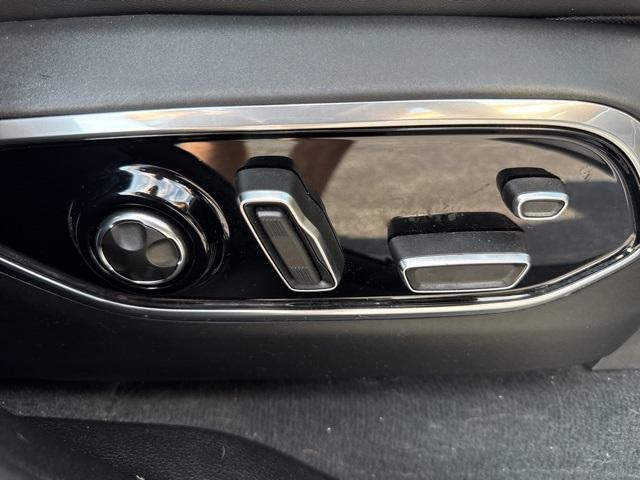 Photo of 2022 Silver Zynith Jeep Grand Cherokee