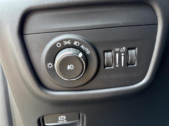 Photo of 2022 Silver Zynith Jeep Grand Cherokee