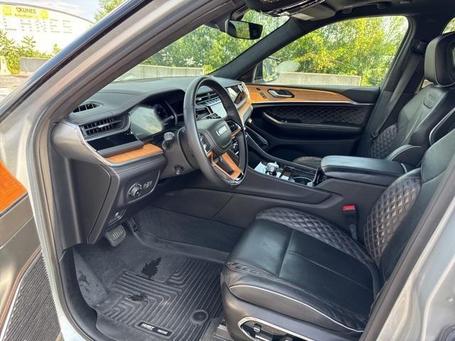 Photo of 2022 Silver Zynith Jeep Grand Cherokee