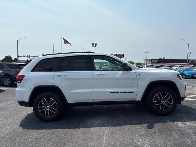 Photo of 2018 Bright White Clearcoat Jeep Grand Cherokee
