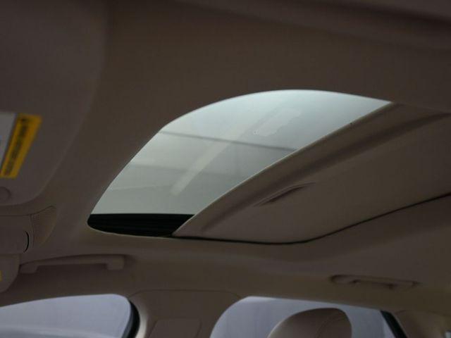 Photo of 2017 White Platinum Clearcoat Metallic Lincoln MKZ Hybrid