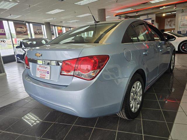 Photo of 2011 Silver Ice Metallic Chevrolet Cruze