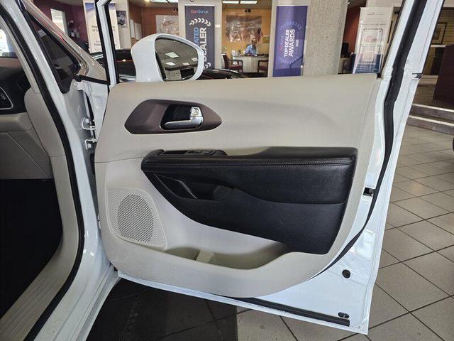 Photo of 2018 Bright White Clearcoat Chrysler Pacifica