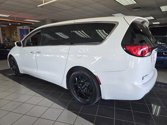 Photo of 2018 Bright White Clearcoat Chrysler Pacifica