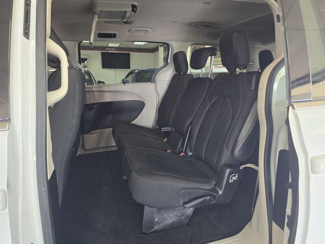 Photo of 2018 Bright White Clearcoat Chrysler Pacifica