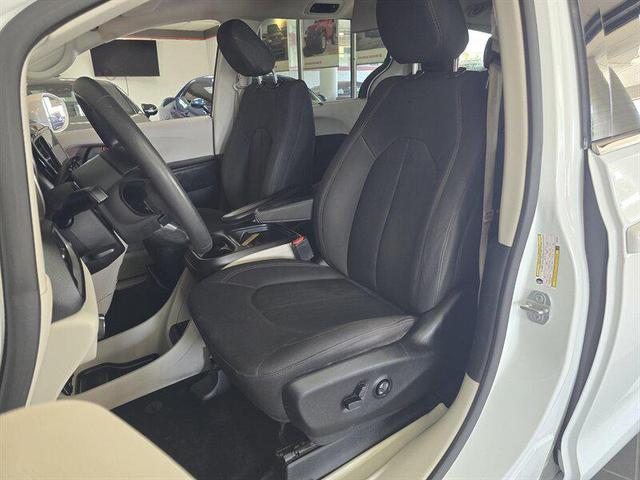 Photo of 2018 Bright White Clearcoat Chrysler Pacifica