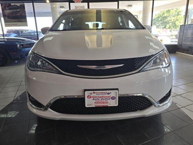 Photo of 2018 Bright White Clearcoat Chrysler Pacifica