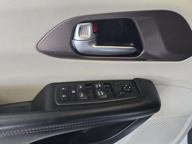 Photo of 2018 Bright White Clearcoat Chrysler Pacifica