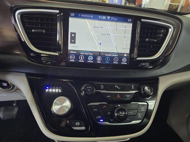 Photo of 2018 Bright White Clearcoat Chrysler Pacifica