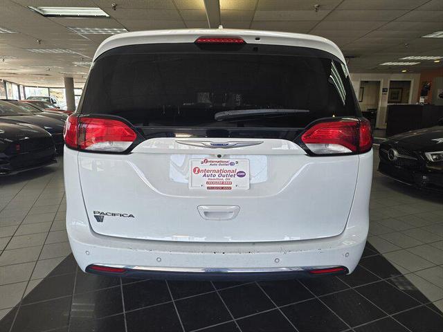Photo of 2018 Bright White Clearcoat Chrysler Pacifica
