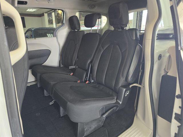 Photo of 2018 Bright White Clearcoat Chrysler Pacifica