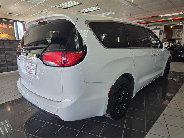 Photo of 2018 Bright White Clearcoat Chrysler Pacifica