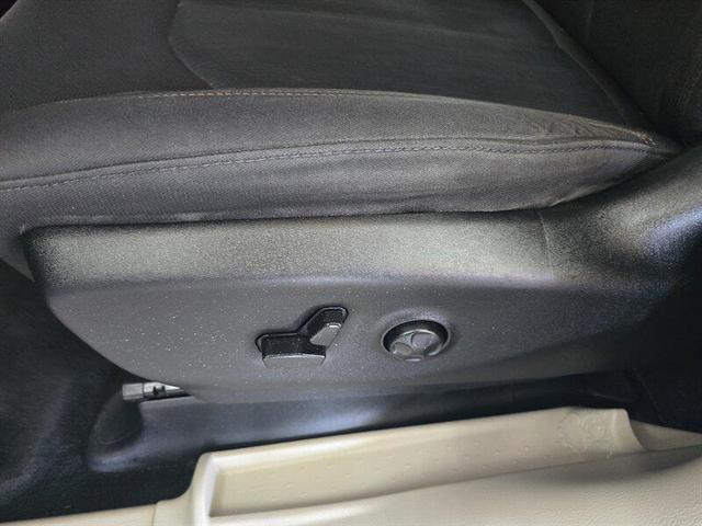 Photo of 2018 Bright White Clearcoat Chrysler Pacifica
