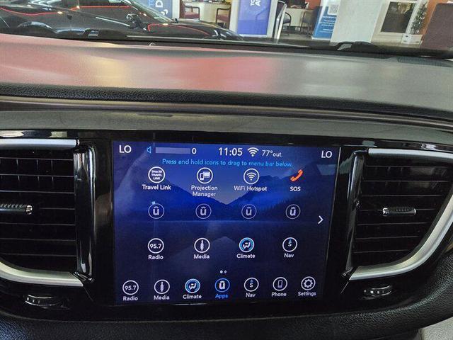 Photo of 2018 Bright White Clearcoat Chrysler Pacifica