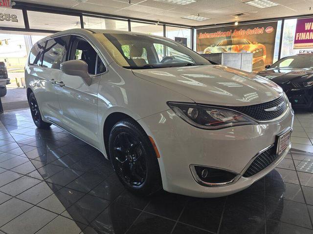 Photo of 2018 Bright White Clearcoat Chrysler Pacifica