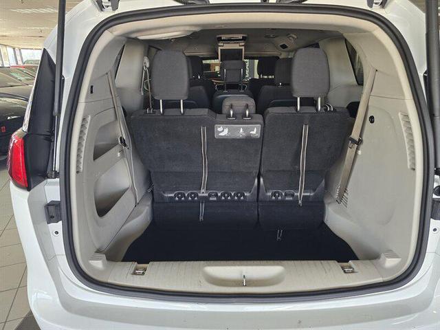 Photo of 2018 Bright White Clearcoat Chrysler Pacifica
