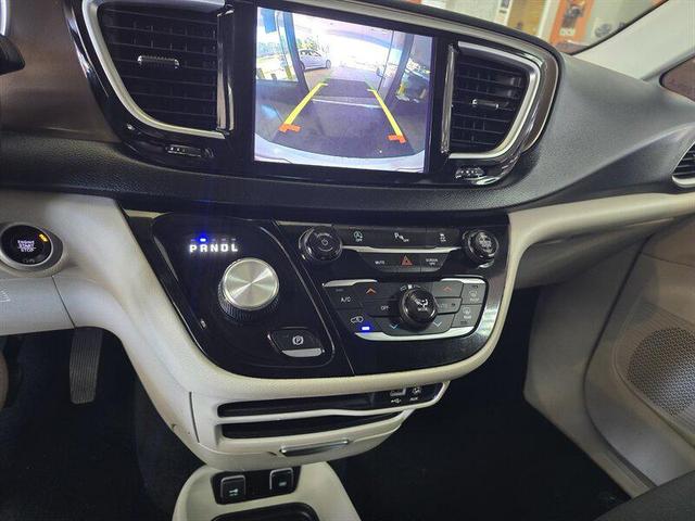 Photo of 2018 Bright White Clearcoat Chrysler Pacifica