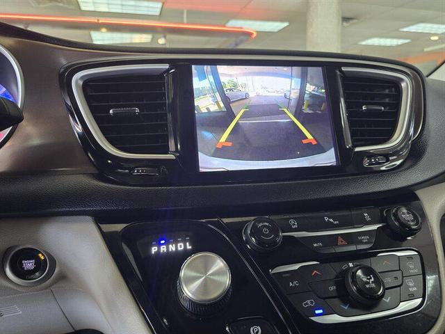 Photo of 2018 Bright White Clearcoat Chrysler Pacifica