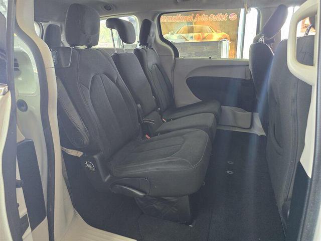 Photo of 2018 Bright White Clearcoat Chrysler Pacifica