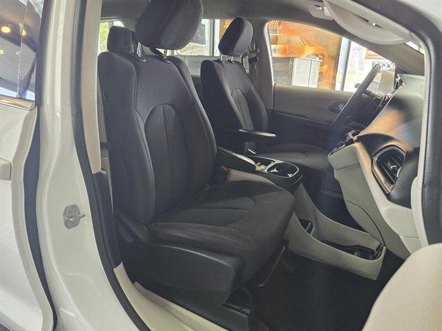 Photo of 2018 Bright White Clearcoat Chrysler Pacifica