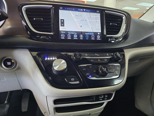 Photo of 2018 Bright White Clearcoat Chrysler Pacifica
