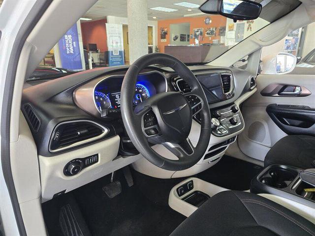Photo of 2018 Bright White Clearcoat Chrysler Pacifica