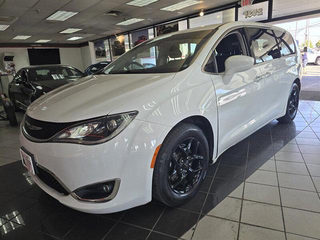 Photo of 2018 Bright White Clearcoat Chrysler Pacifica