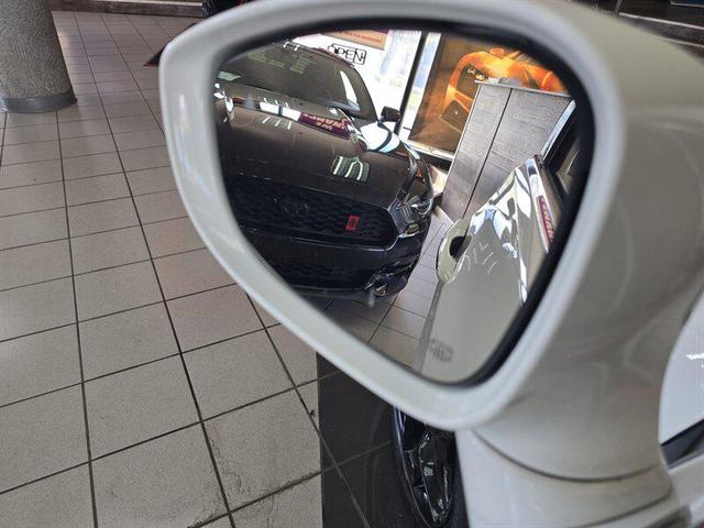 Photo of 2018 Bright White Clearcoat Chrysler Pacifica