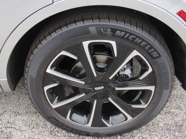 Photo of 2025 Silver Radiance Metallic Clearcoat Lincoln Nautilus