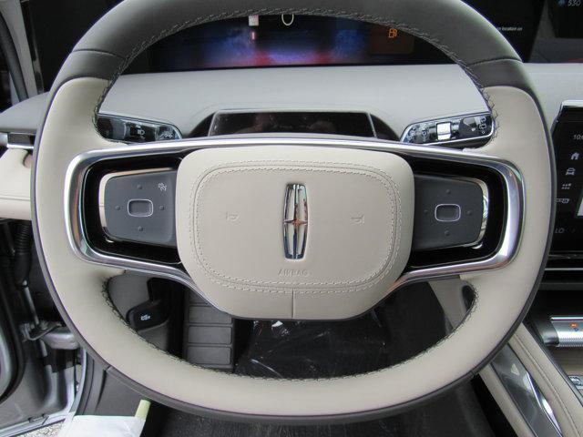 Photo of 2025 Silver Radiance Metallic Clearcoat Lincoln Nautilus