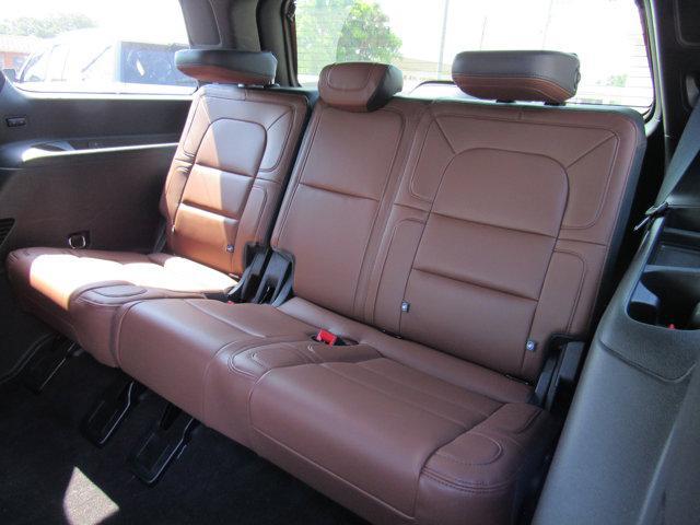 Photo of 2023 Infinite Black Metallic Clearcoat Lincoln Navigator