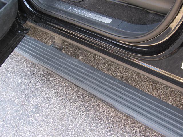 Photo of 2023 Infinite Black Metallic Clearcoat Lincoln Navigator