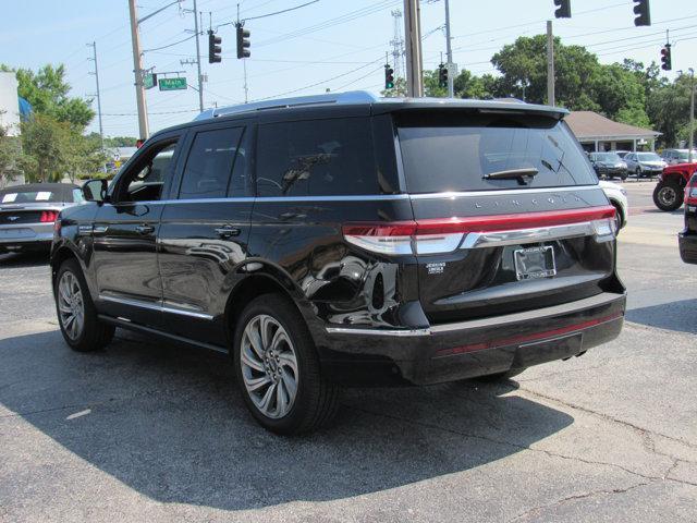 Photo of 2023 Infinite Black Metallic Clearcoat Lincoln Navigator