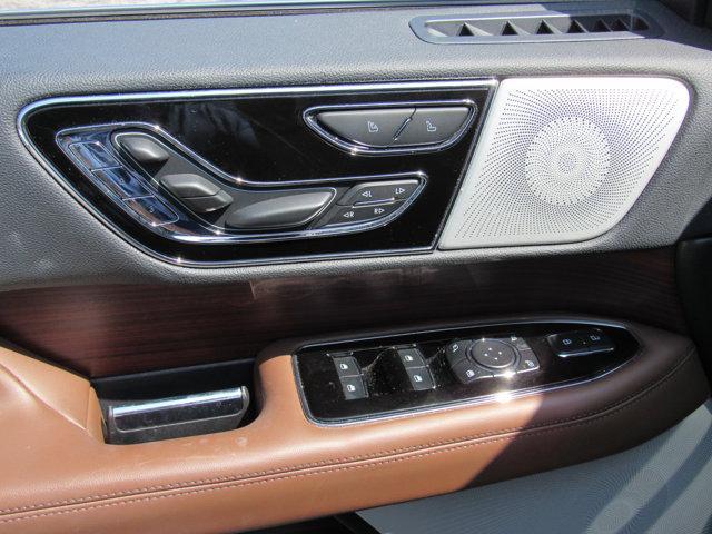 Photo of 2023 Infinite Black Metallic Clearcoat Lincoln Navigator
