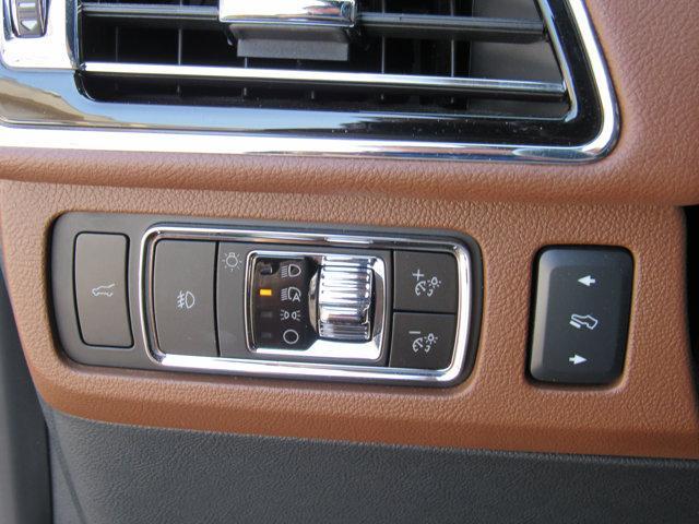 Photo of 2023 Infinite Black Metallic Clearcoat Lincoln Navigator