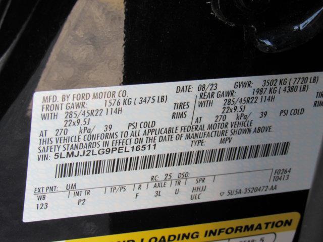 Photo of 2023 Infinite Black Metallic Clearcoat Lincoln Navigator