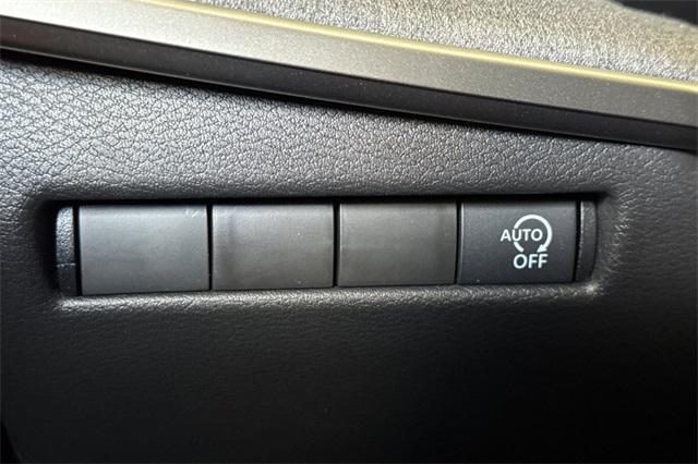 Photo of 2026 Aspen White Tricoat Nissan Kicks