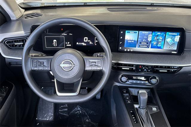 Photo of 2026 Aspen White Tricoat Nissan Kicks