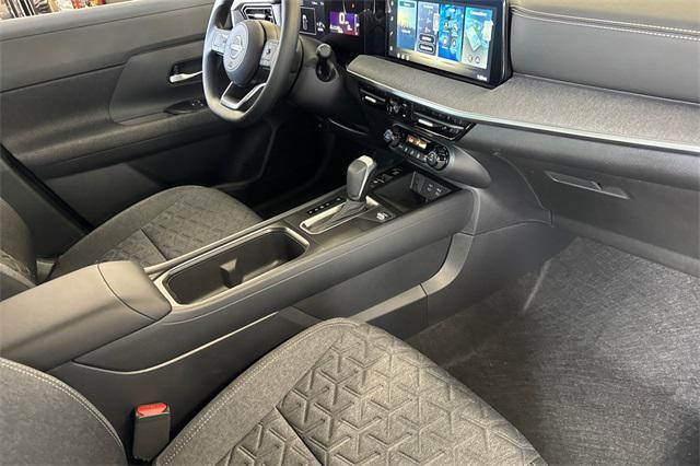 Photo of 2026 Aspen White Tricoat Nissan Kicks