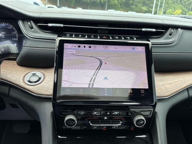 Photo of 2023 Diamond Black Jeep Grand Cherokee