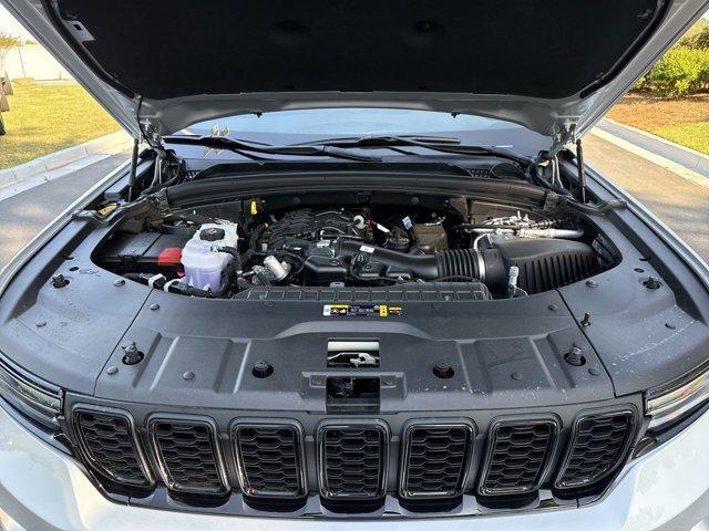 Photo of 2025 Silver Zynith Jeep Grand Cherokee