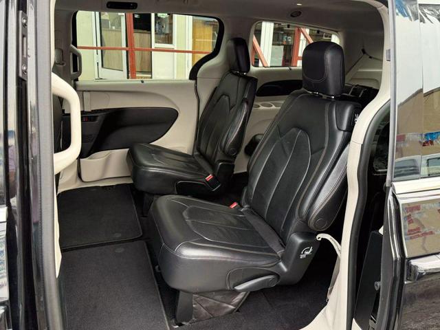 Photo of 2018 Brilliant Black Crystal Pearlcoat Chrysler Pacifica