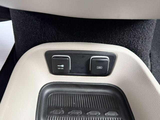 Photo of 2018 Brilliant Black Crystal Pearlcoat Chrysler Pacifica