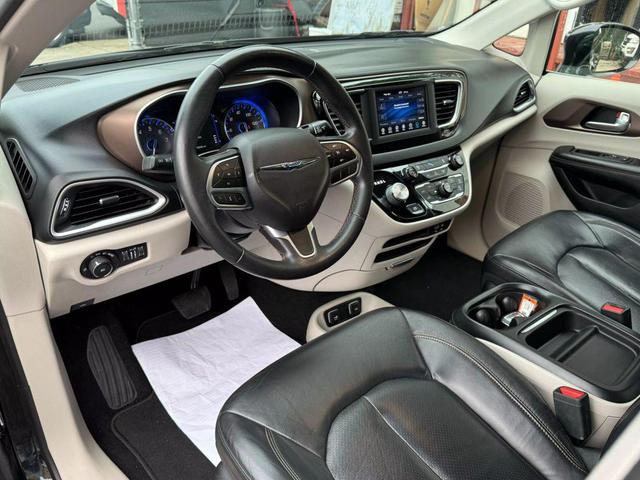 Photo of 2018 Brilliant Black Crystal Pearlcoat Chrysler Pacifica