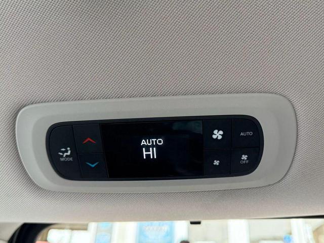 Photo of 2018 Brilliant Black Crystal Pearlcoat Chrysler Pacifica